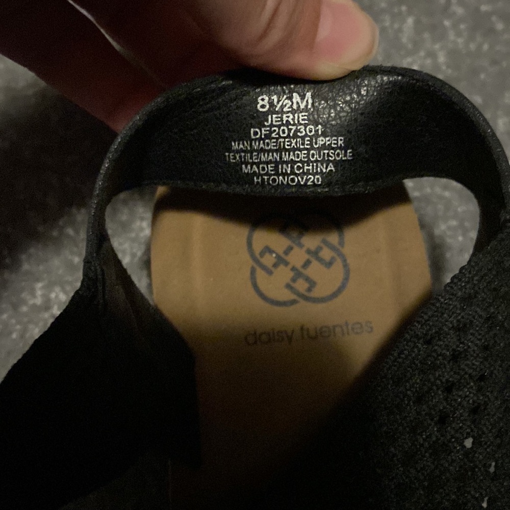 Daisy Fuentes Sandals - Picture 4 of 4